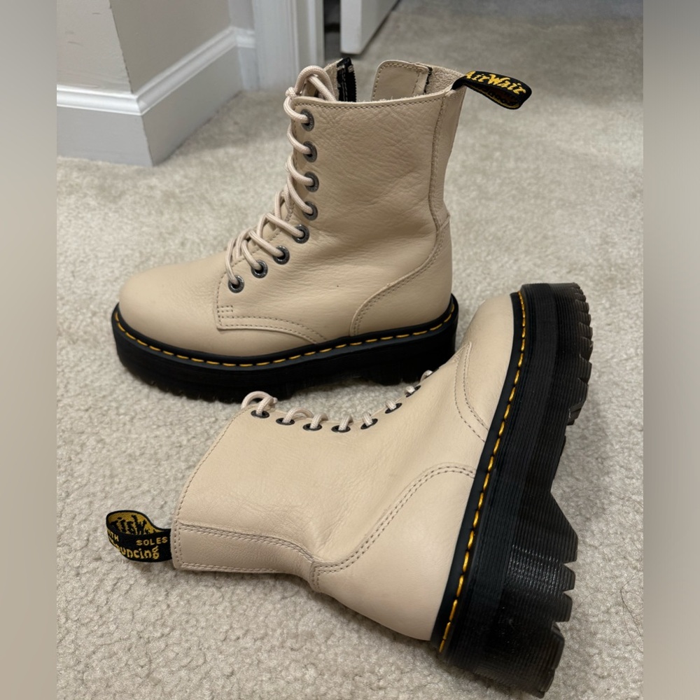 Doc Martens Jadon III platform boots